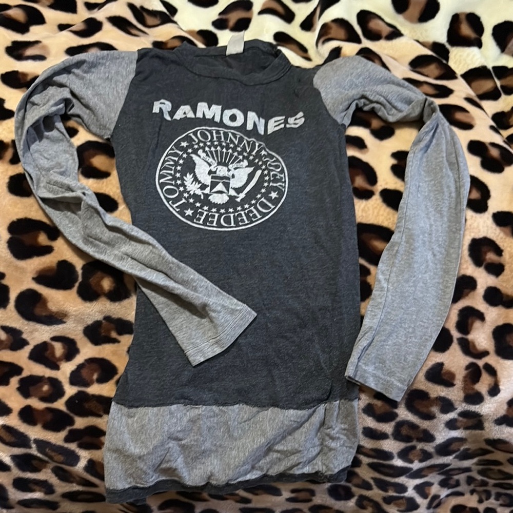 RARE vintage Ramones Long Sleeve Gray Top. Size xs